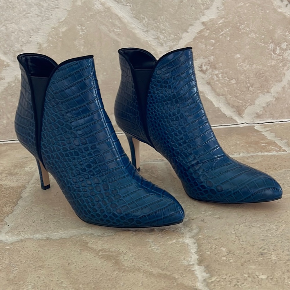 White House Black Market Nia Blue Velvet